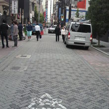 赤坂の一ツ木通り商店街の昼間の様子です。