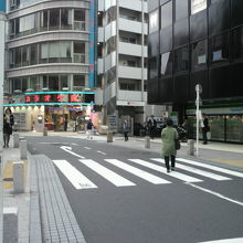 赤坂サカスにおける赤坂一ツ木通り商店街の様子です。