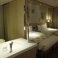 浴室と寝室が繋がったデザインのお部屋。