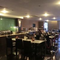 1F食堂　朝は混み合う