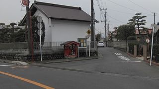あたりの立派な農家や民家に目を奪われ、うっかりすると見落としてしまいそうなお地蔵さんです。