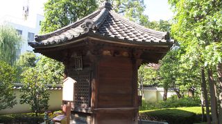 浅草寺内最古です