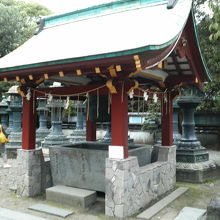 屋根の内側に巨大な鈴が。