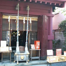 拝殿の横で開運のおみくじを何種類も売ってます。