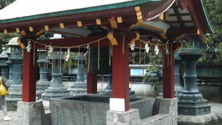 江戸三大石匠・酒井八衛門が寄進した鈴があります