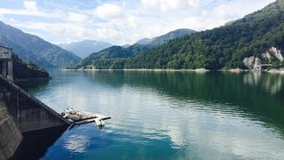 ダムの観光放水に夢中であやうくスルー