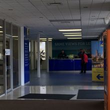 空港から約10分。この事務所で手続きです。