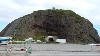 ウトロ港にそびえたつ巨大な一枚岩