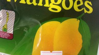 朝からやってる小さいお土産屋さんあり。