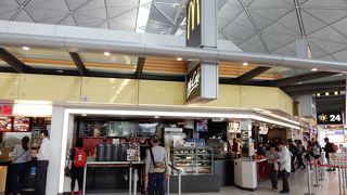実は空港のフードコートで一番並んでいるお店
