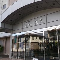 外からみるとだいぶ古い建物ですが・・・。