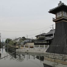 庭瀬港と常夜灯のある風景
