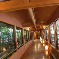 温泉に続く廊下。錦帯橋改修時の材木を利用・