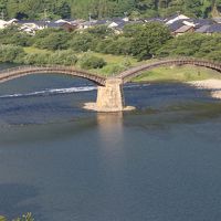 ホテルの温泉から見る錦帯橋