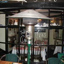 店外のストーブ、９月の夕方は厳しく寒かった