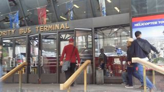 ショップも多く空港からのアクセスが良い