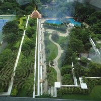 ラウンジから建物裏（東側、プールのある庭）