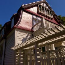 ３階建ての洋館です