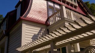 一際目立つ３階建ての洋館です