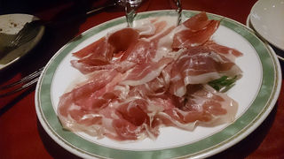 駅に近いトラットリアです。