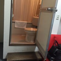 バスルームにはいるのに、木製の踏み台、これは気遣い？設計ミス