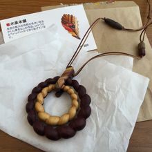 リバーシブルで使える手掘りのペンダント