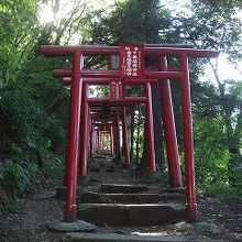 山形城建設の際に山頂から視察したことから建てた稲荷神社もある