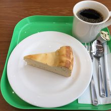 濃厚なチーズケーキ♪ 珈琲も苦めで美味しかった♪