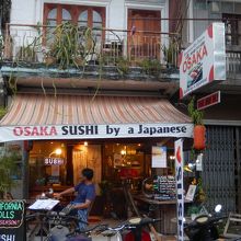 ノーケオクンマーン通り沿いにあります