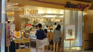 チョットしたイートインもある高級スーパー