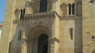 重厚な印象の教会です。