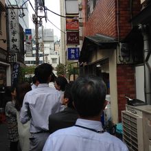 お得なランチで有名。10人ほどの行列。