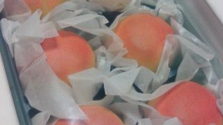 「信玄桃」は、桃そっくりに作ってあります。これが、超甘い！