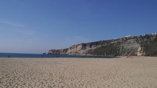 秋は落ち着いた海岸