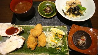 宮島で牡蠣ならここ。ワインとも楽しめる。