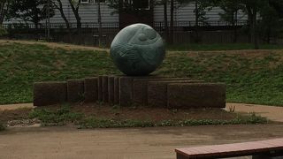 彫刻『母子像・ふるさと』がある