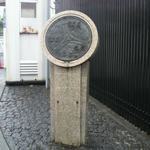 米国大使館の横に、榎坂の永い歴史を記す石碑があります。