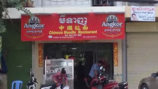 麺を打って伸ばしているところが見られます。