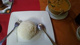 カンボジア屈指のグルメタウン”ボンケンコン地区”に建つ。