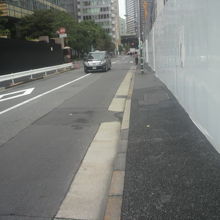 左の道路部分が榎坂です。右側は、再開発の工事中の区域です。