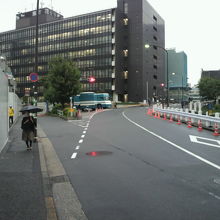 榎坂の登り坂の部分です。それほど急な勾配ではありません。