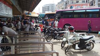 セントラルマーケットからすぐそば、ソリヤショッピングセンターの裏手。