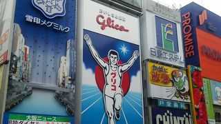 写真を撮る人で混み合っています