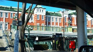 東京駅を小さくしたような外観です