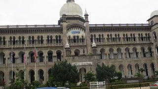 クアラルンプール駅の向かいにあり、実質的に対をなす建物。