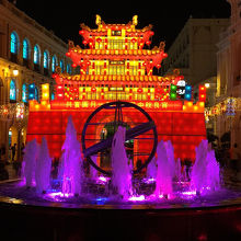 夜は噴水もライトアップされます