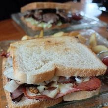 見かけは無骨でも、たっぷりと具が挟んである焼きサンドイッチ。