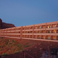 景色に溶け込む外観になってます