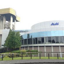 金色のタワーがビール試飲会場