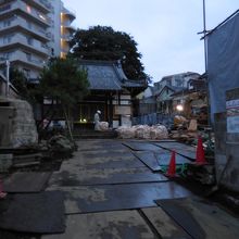 正面が本堂ですが中には入れませんでした